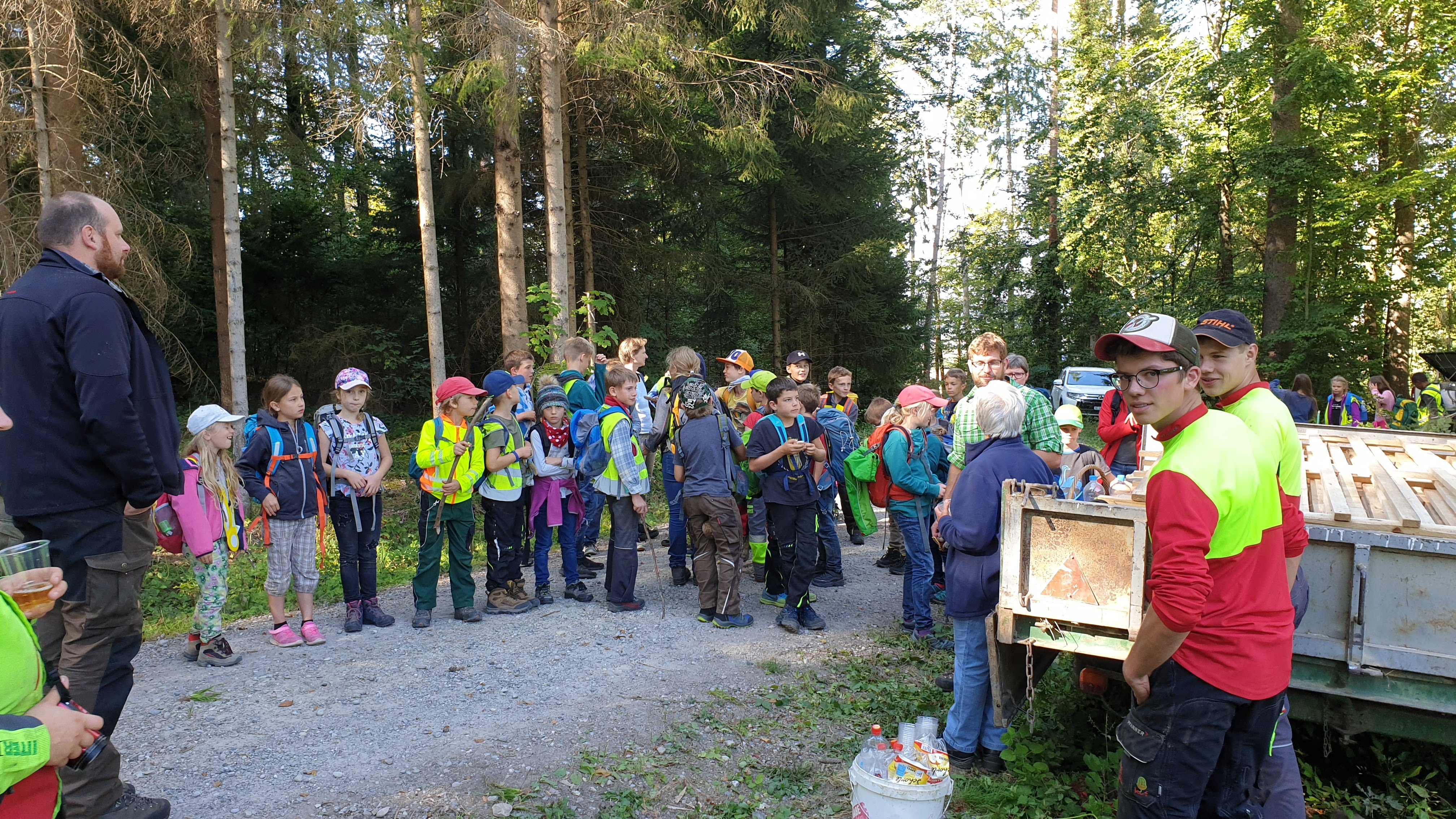 85 Kindergätner und Schüler der Schule Neunforn aktiv im Wald